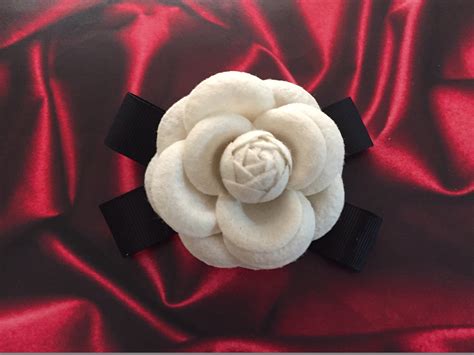 camelia broche